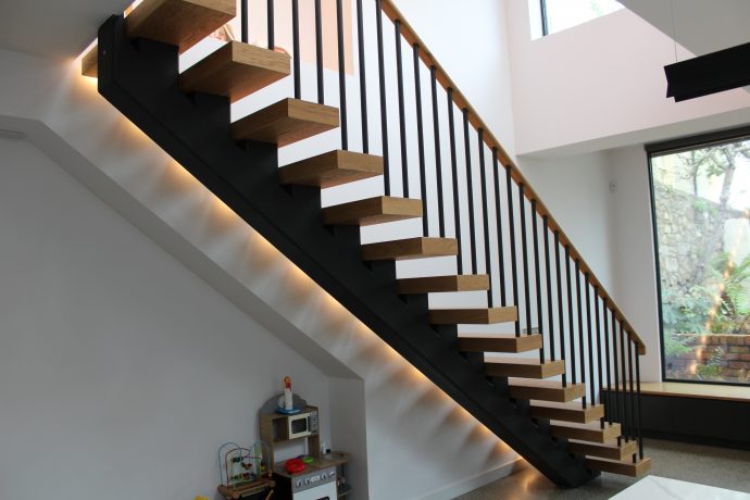 Mono String Modern Stairs with curved handrail